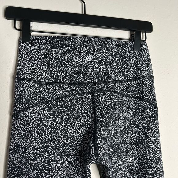 Lululemon In Movement Everlux Tight 25” Size 6 - Picture 12 of 15